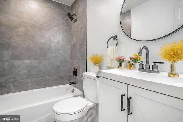 1325 BARNABY TER SE, Washington, DC 20032