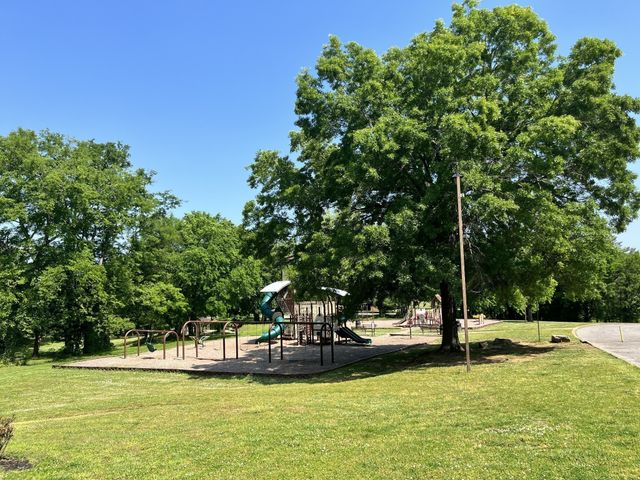 1215 Trotwood Ave, Columbia, TN 38401