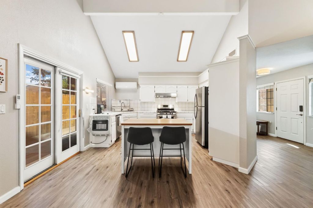 Image 11 of property listing at 7572 N Millbrook Avenue, Fresno, CA 93720