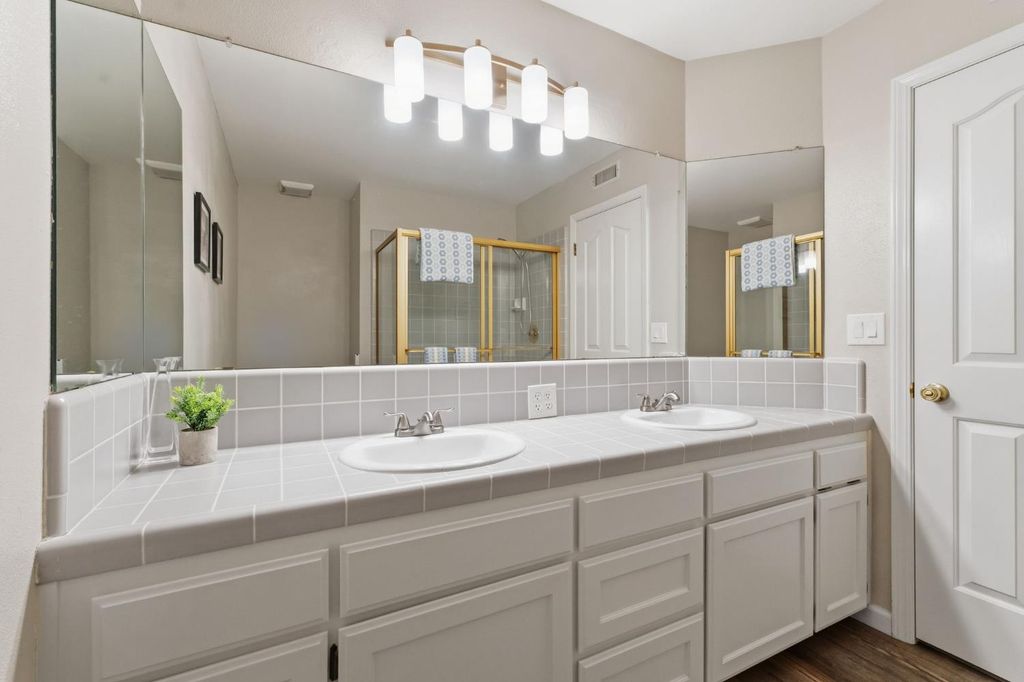 Image 19 of property listing at 7572 N Millbrook Avenue, Fresno, CA 93720