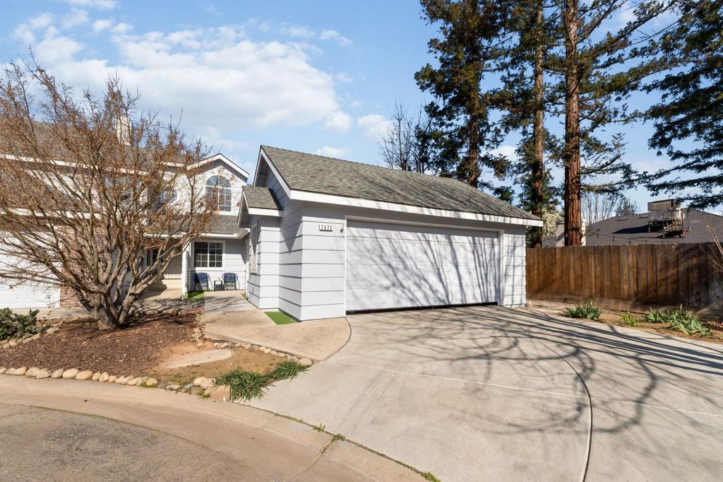 Image 2 of property listing at 7572 N Millbrook Avenue, Fresno, CA 93720