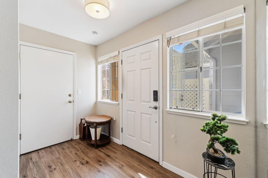 Image 4 of property listing at 7572 N Millbrook Avenue, Fresno, CA 93720