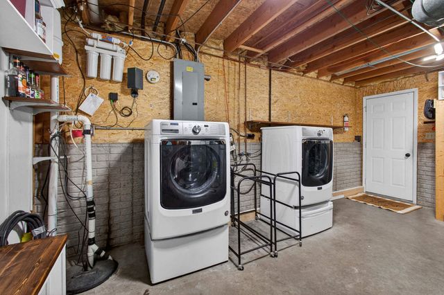 305 S 8th Street, Eldridge, IA 52748