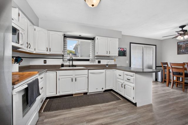 305 S 8th Street, Eldridge, IA 52748