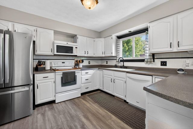 305 S 8th Street, Eldridge, IA 52748