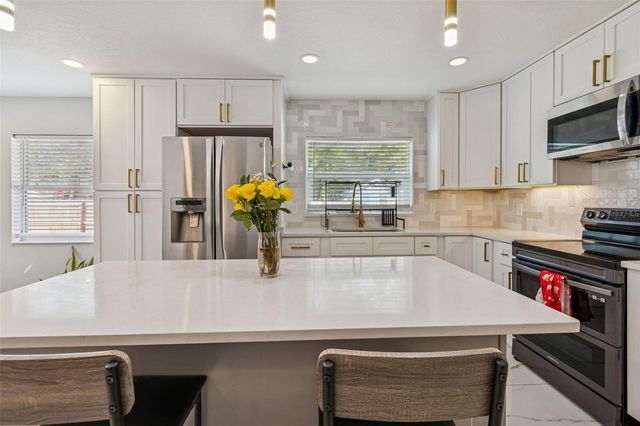 1102 E RIVER COVE STREET, Tampa, FL 33604