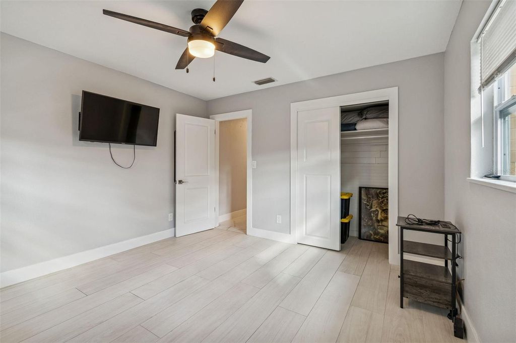 Image 6 of property listing at 1102 E RIVER COVE STREET, Tampa, FL 33604