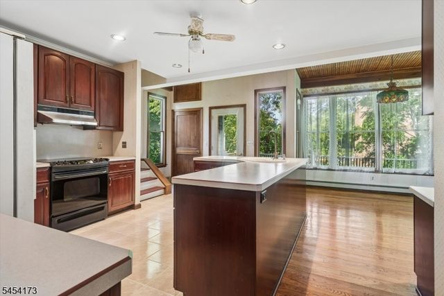 9 Linwood Ave, Newton Town, NJ 07860