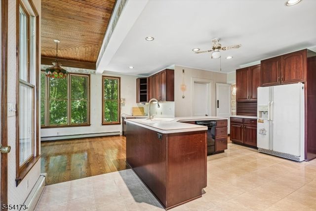9 Linwood Ave, Newton Town, NJ 07860