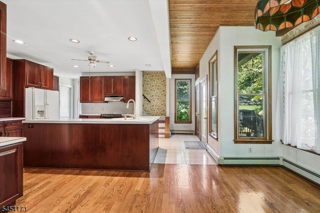 9 Linwood Ave, Newton Town, NJ 07860
