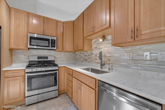 74 Bedford Road, Mundelein, IL 60060