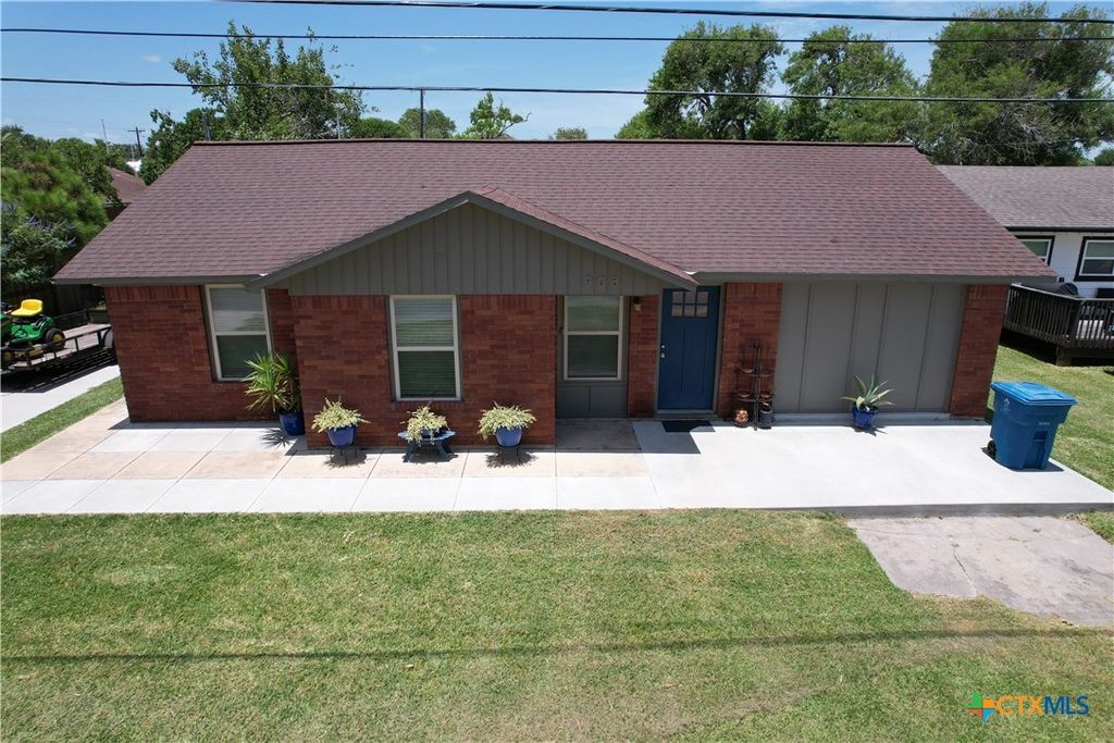 908 W Madison Avenue, Port O'connor, TX 77982
