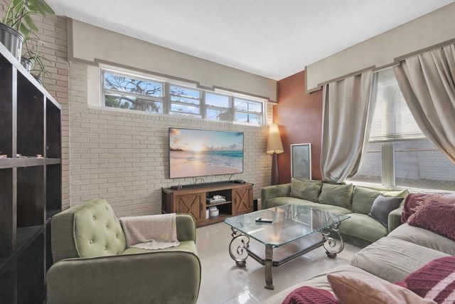 1304 E OSBORNE, Tampa, FL 33603