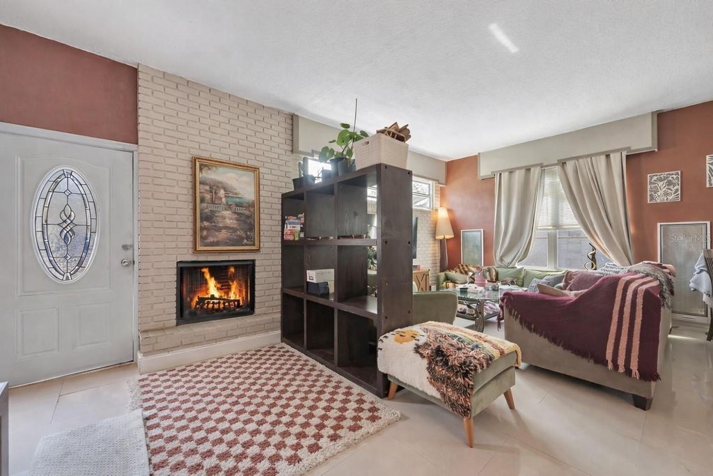 Image 2 of property listing at 1304 E OSBORNE, Tampa, FL 33603