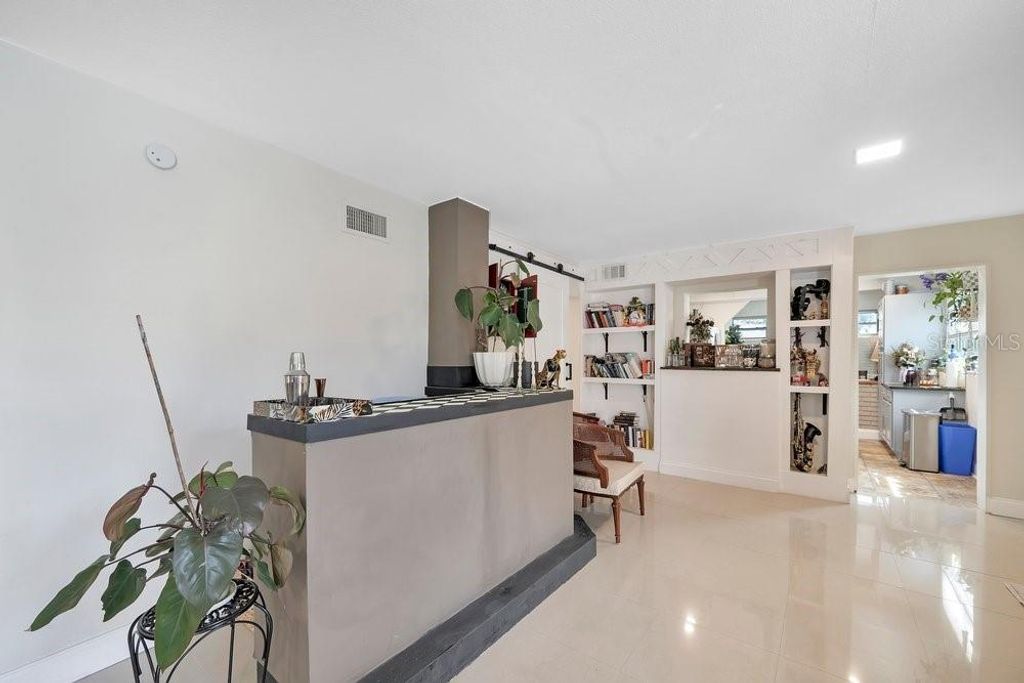 Image 11 of property listing at 1304 E OSBORNE, Tampa, FL 33603