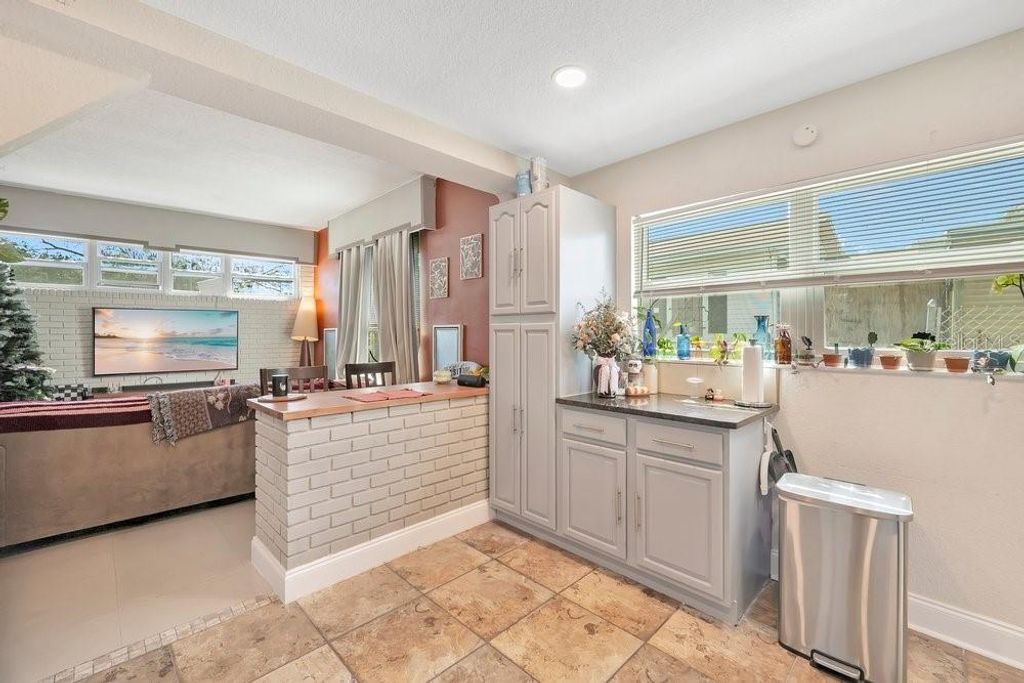 Image 14 of property listing at 1304 E OSBORNE, Tampa, FL 33603
