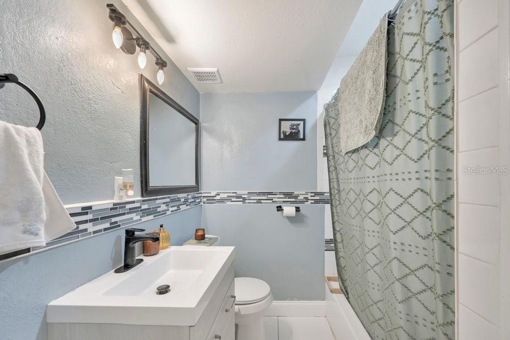 Image 17 of property listing at 1304 E OSBORNE, Tampa, FL 33603