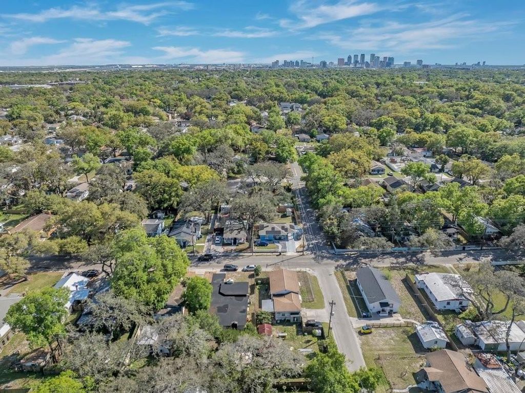 Image 21 of property listing at 1304 E OSBORNE, Tampa, FL 33603