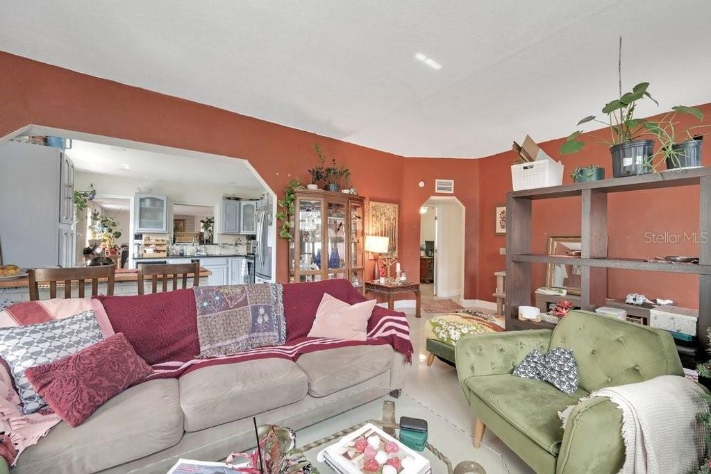 Image 4 of property listing at 1304 E OSBORNE, Tampa, FL 33603