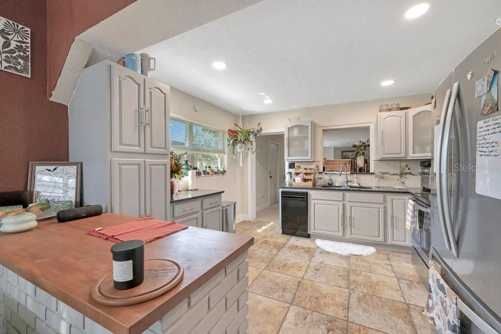 Image 5 of property listing at 1304 E OSBORNE, Tampa, FL 33603