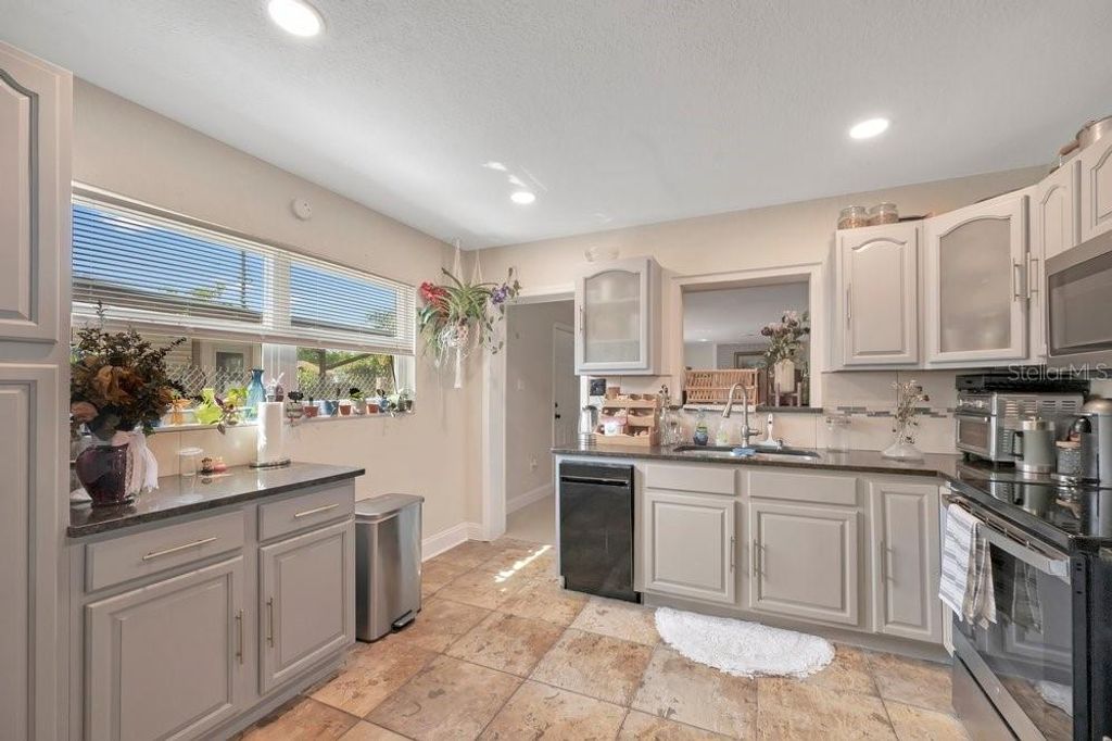 Image 6 of property listing at 1304 E OSBORNE, Tampa, FL 33603