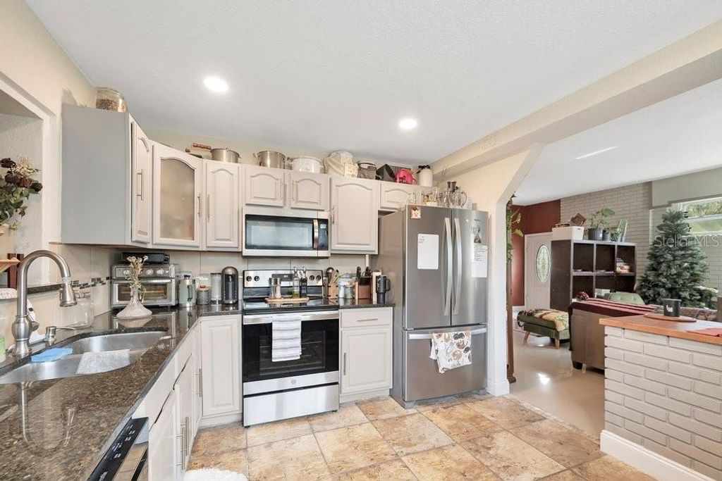 Image 7 of property listing at 1304 E OSBORNE, Tampa, FL 33603