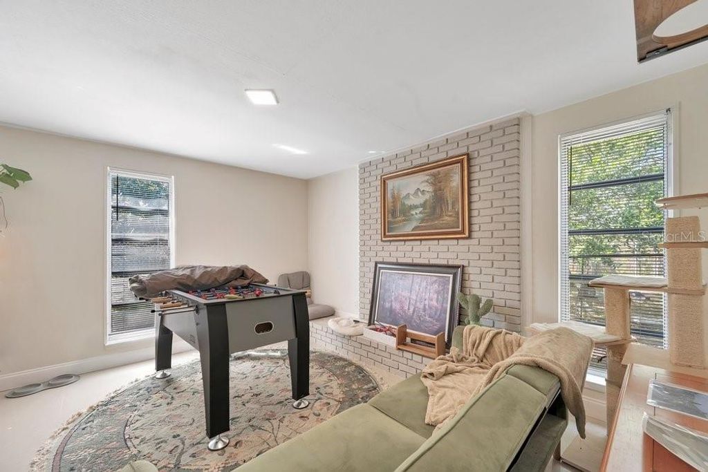 Image 10 of property listing at 1304 E OSBORNE, Tampa, FL 33603