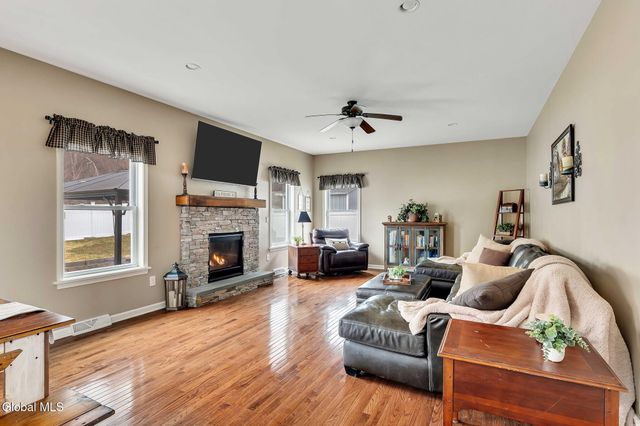 6 Jennifer Drive, Halfmoon, NY 12118