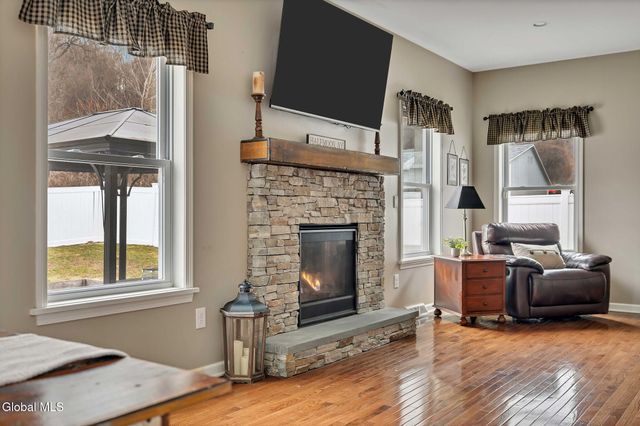 6 Jennifer Drive, Halfmoon, NY 12118