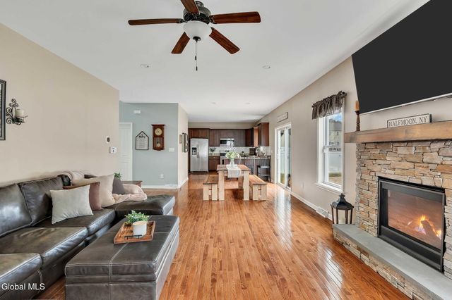 6 Jennifer Drive, Halfmoon, NY 12118