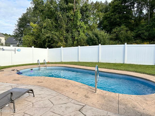 6 Jennifer Drive, Halfmoon, NY 12118