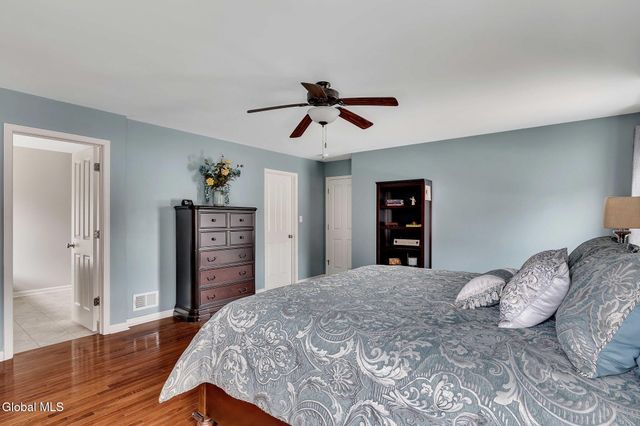 6 Jennifer Drive, Halfmoon, NY 12118