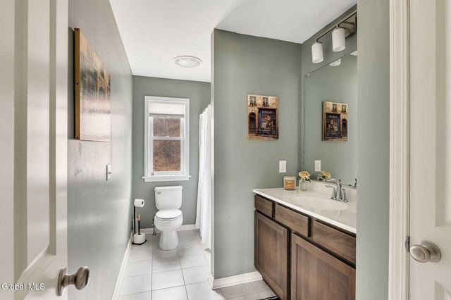 6 Jennifer Drive, Halfmoon, NY 12118