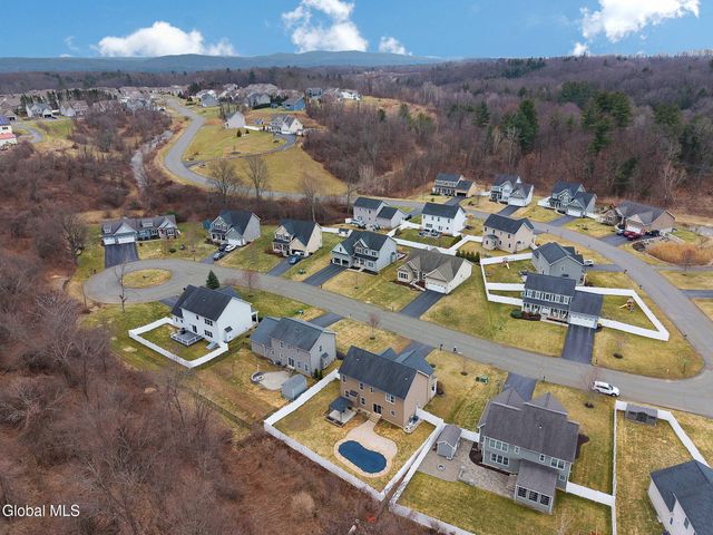 6 Jennifer Drive, Halfmoon, NY 12118