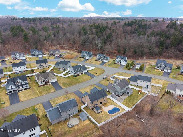 6 Jennifer Drive, Halfmoon, NY 12118