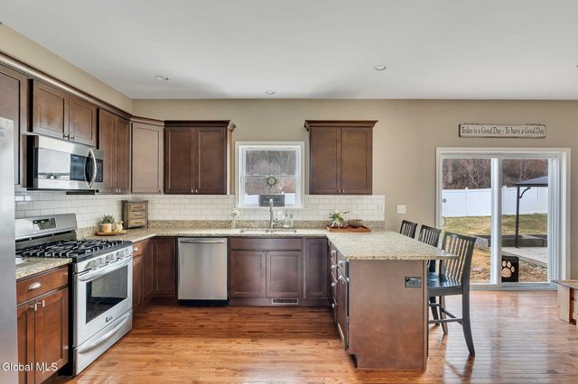 6 Jennifer Drive, Halfmoon, NY 12118