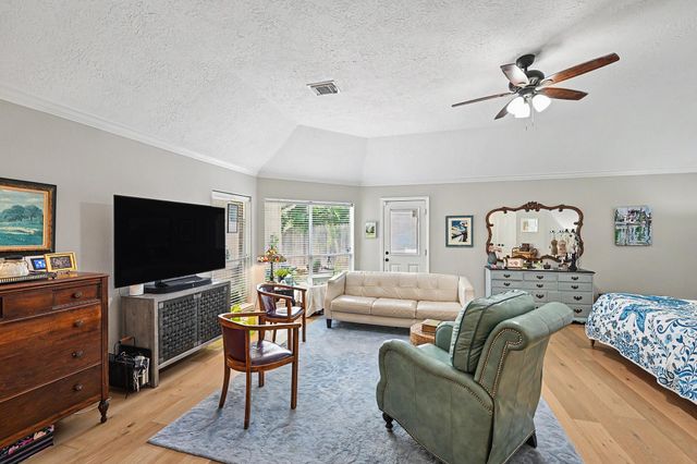 933 Mystic Village Lane, Seabrook, TX 77586