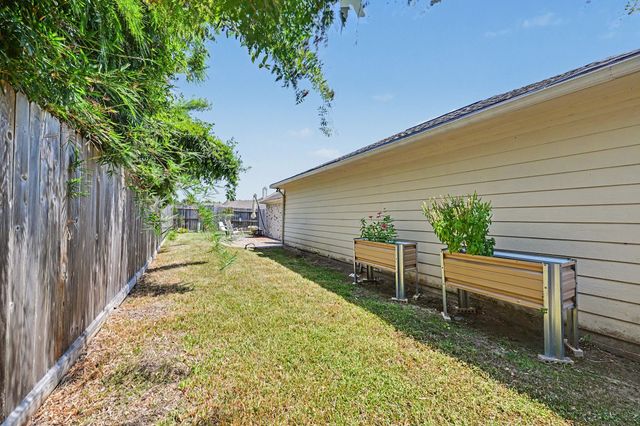933 Mystic Village Lane, Seabrook, TX 77586