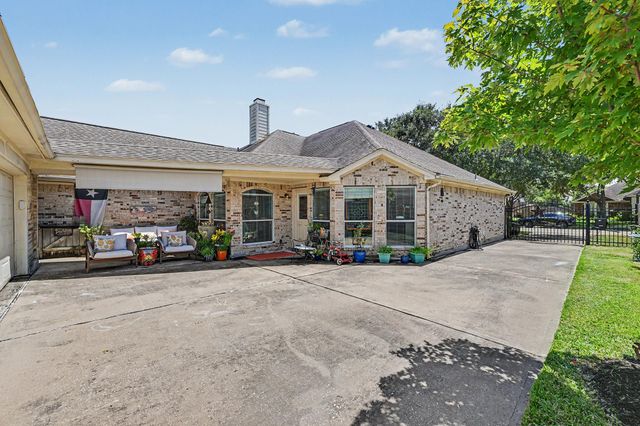933 Mystic Village Lane, Seabrook, TX 77586