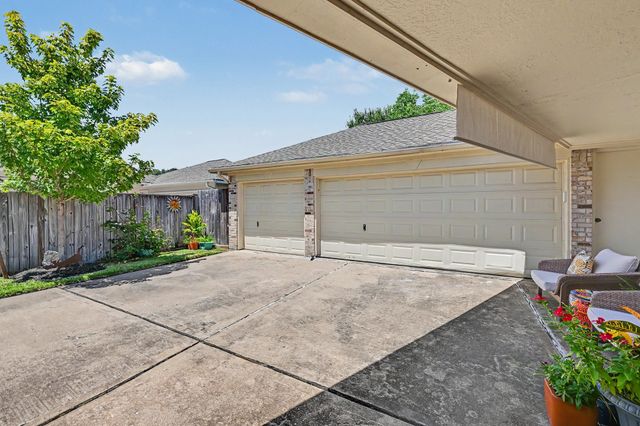 933 Mystic Village Lane, Seabrook, TX 77586