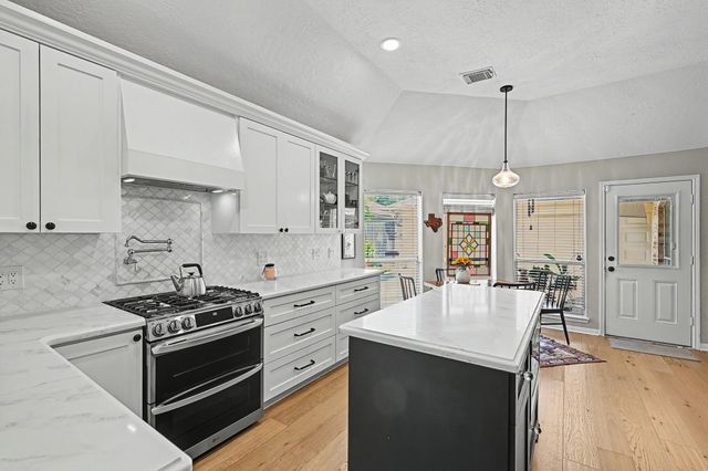 933 Mystic Village Lane, Seabrook, TX 77586