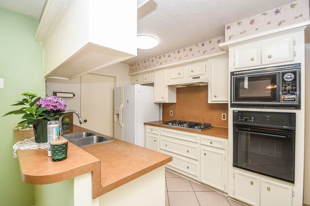 4902 Rainwater Drive, Pasadena, TX 77505