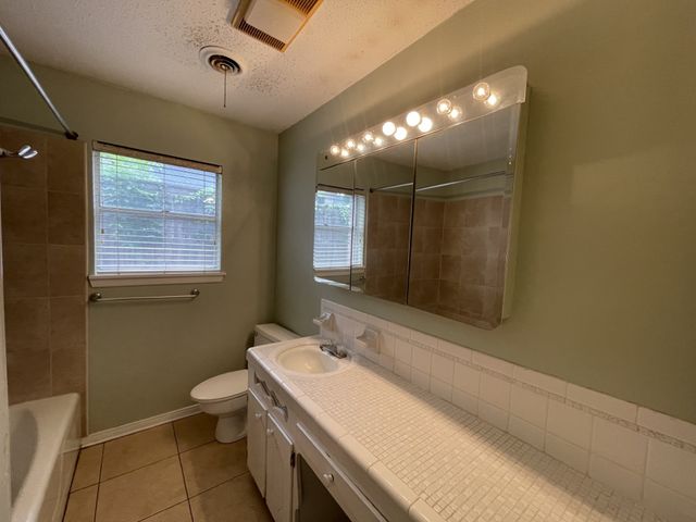 705 White Oak Lane, Arlington, TX 76012