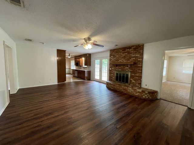 705 White Oak Lane, Arlington, TX 76012