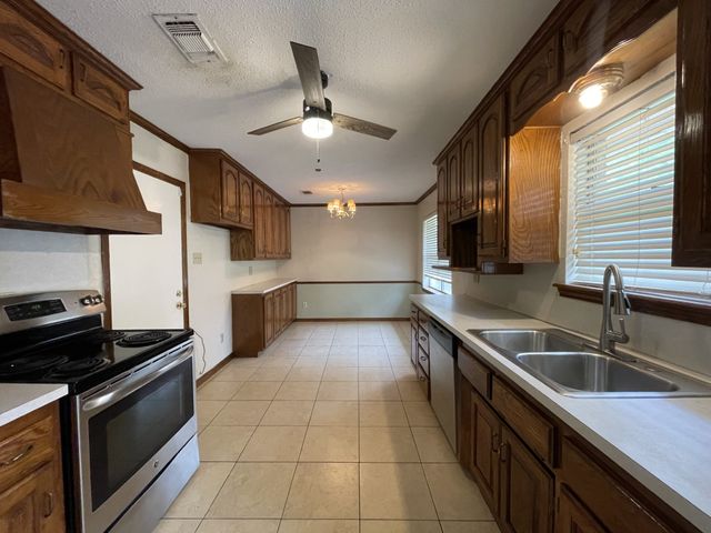 705 White Oak Lane, Arlington, TX 76012