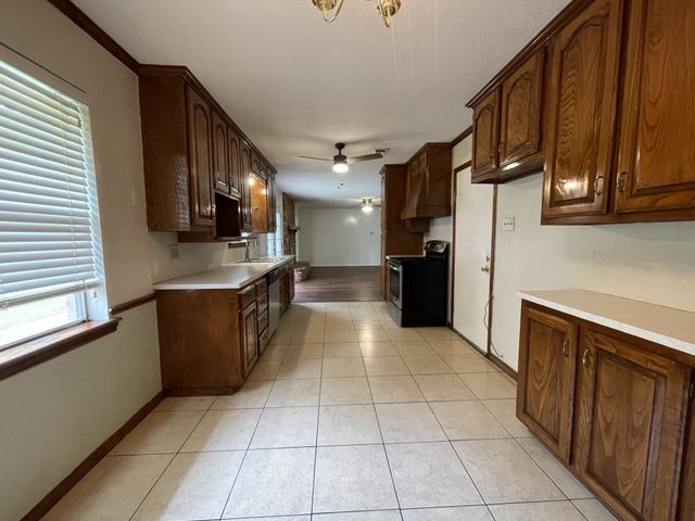 705 White Oak Lane, Arlington, TX 76012