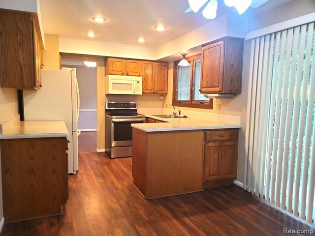 5057 Prentis Drive, Troy, MI 48085