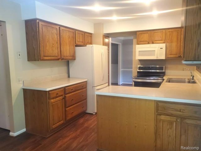 5057 Prentis Drive, Troy, MI 48085