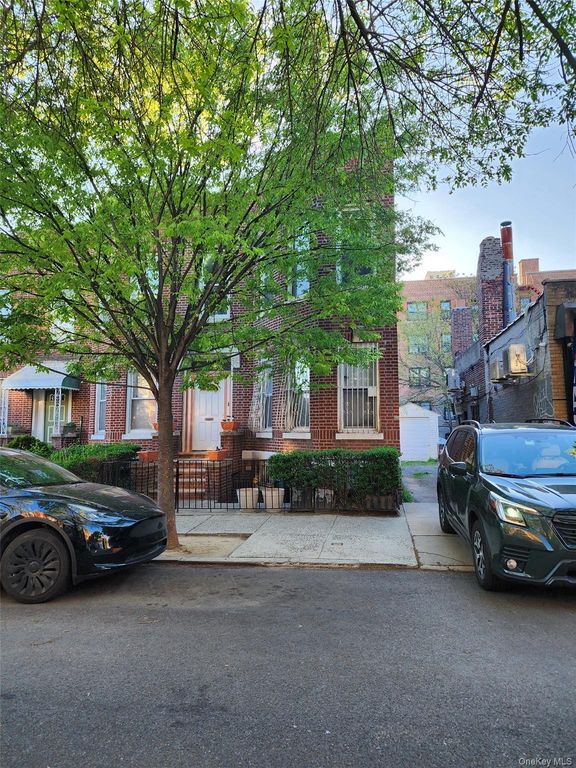 47-12 39th Place 2nd Floor, Sunnyside, NY 11104