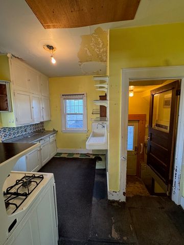 918 W Locust Street, Davenport, IA 52804